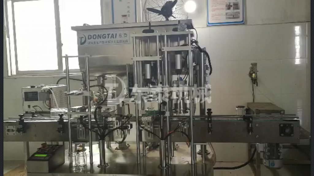 市場(chǎng)的發(fā)展見證辣椒醬玻璃瓶自動(dòng)抽真空旋蓋機(jī)的實(shí)力